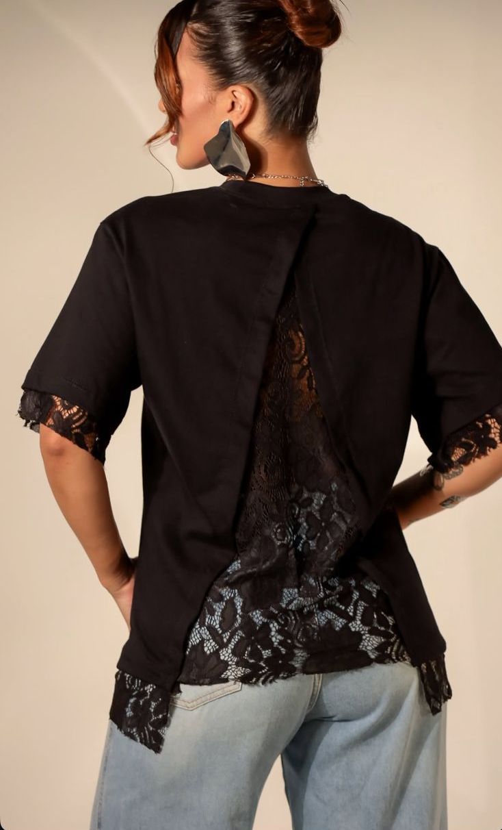 T-shirt com Renda nas costa PRETA